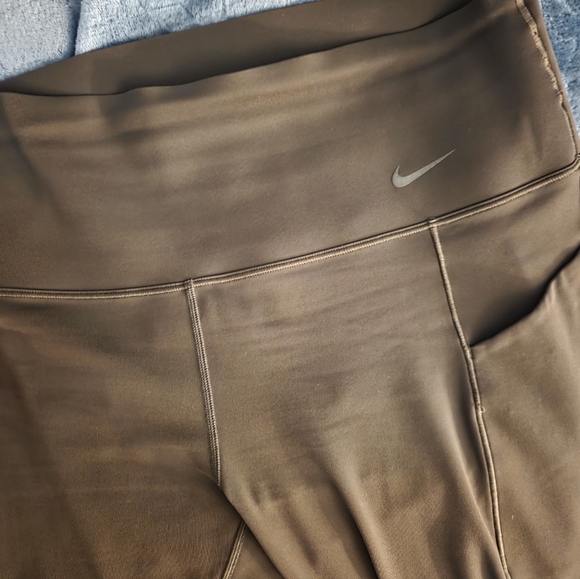 Nike Green High-Waisted Leggings - Picture 4 of 5